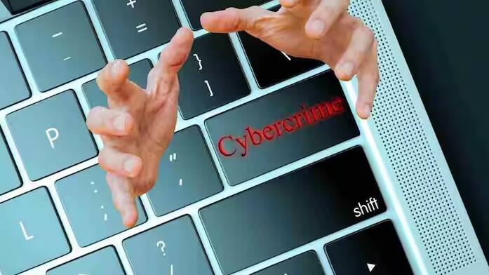 Cyber Fraud: Indian Cyber Crime Coordination Centre (I4C) એ સરકારી કર્મચારીઓને એક મહત્વપૂર્ણ ચેતવણી જાહેર કરી છે. ગૃહ મંત્રાલયના આ સાયબર સુરક્ષા એકમે અહેવાલ આપ્યો છે કે 8મા પગાર પંચ સંબંધિત ખોટી માહિતીનો ઉપયોગ કરીને WhatsApp મારફતે છેતરપિંડીના પ્રયાસો કરવામાં આવી રહ્યા છે. સાયબર ગુનેગારો કર્મચારીઓને મેસેજ મોકલી રહ્યા છે કે 8મા પગાર પંચના અમલ પછી તેમના નવા પગાર વિશે જાણવા માટે તેમને ફાઇલ ડાઉનલોડ કરવી પડશે. હકીકતમાં આ ફાઇલનો ઉપયોગ છેતરપિંડી માટે એક હથિયાર તરીકે થઈ રહ્યો છે.