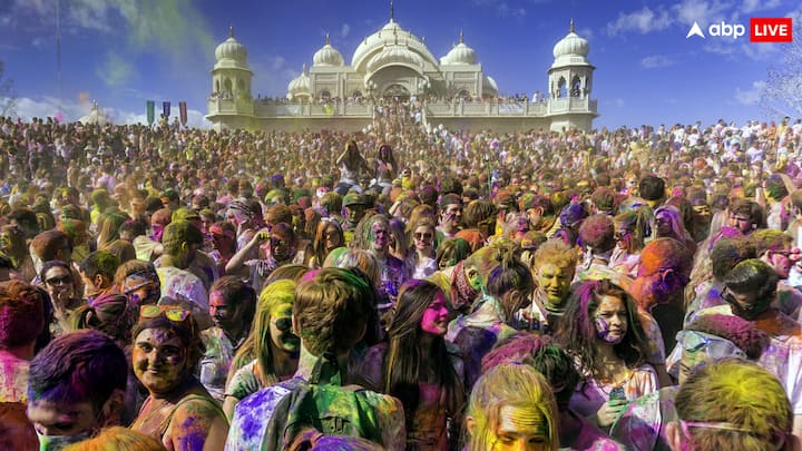 संयुक्त राज्य अमेरिका में हिंदूओं की कुल आबादी 25 लाख है, जो कुल जनसंख्या का करीब 0.5 प्रतिशत है. भारत और नेपाल से हुए आप्रवासन के कारण अमेरिका में हिंदू धर्म में वृद्धि हुई है. आज हिंदू शिक्षा, व्यापार, प्रौद्योगिकी और राजनीति में मुख्य रूप से सक्रिय हैं. देश भर में स्थित मंदिर और सांस्कृतिक केंद्र पूजा-अर्चना और सामुदायिक जीवन के केंद्र के रूप में कार्य करते हैं.