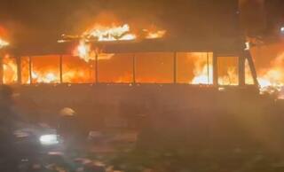 मुंबईत भरधाव वेगानं जाणाऱ्या बसने घेतला पेट, अग्निशामक दलाचा गाड्या घटनास्थळी दाखल