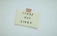 ये 10 आदतें बताती है कि आप खुद को कम आंक रहे हैं, एक्सपर्ट्स ने बताएं Low Self-Respect के संकेत