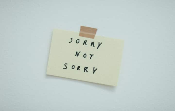 साइकोलॉजिस्ट बताते हैं कि बिना गलती के सॉरी कहना या अपनी राय रखने पर अपराध बोध जैसा महसूस करना कम आत्म सम्मान का संकेत देता है. इसे लेकर साइकोलॉजिस्ट बताते हैं कि इसके लिए पहले खुद से पूछे कि क्या सच में मैंने किसी को नुकसान पहुंचाया है, अगर नहीं तो अपनी जगह पर कॉन्फिडेंस से खड़े रहे.