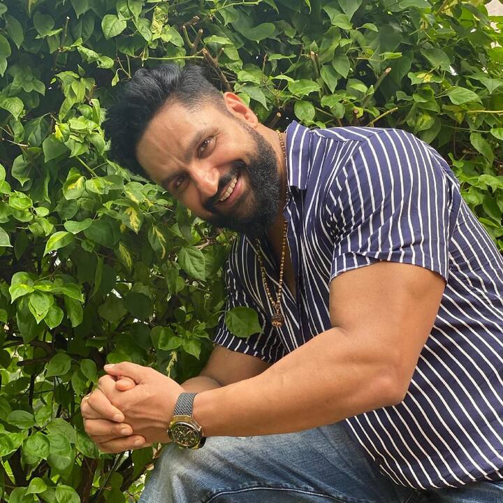 इसपर पराग ने कहा कि 'उससे पहले ही निकल जाऊंगा मैं.' पारस ने उन्हें टोका कि ऐसी बातें नहीं करते लेकिन पराग ने साफ कहा कि उन्हें वो वक्त चाहिए ही नहीं जब वो व्हीलचेयर पर हों और खुद को संभाल ना पाएं.