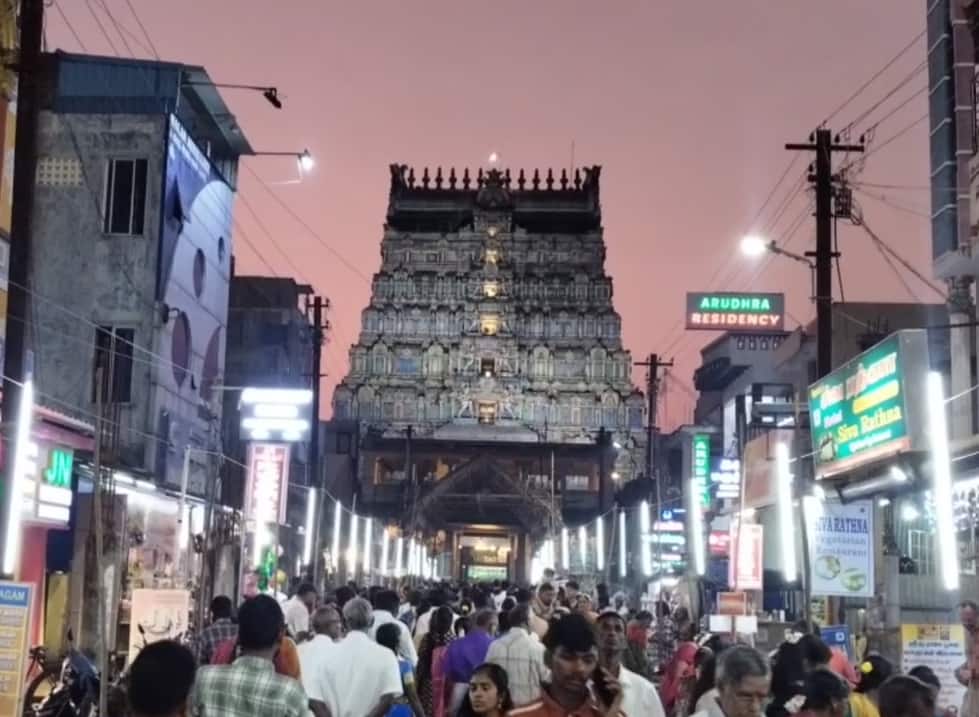 சிதம்பரம் நடராஜர் ஆலயத்தில் நாட்டியஞ்சலி விழா: உலக நடனக் கலைஞர்களின் அர்ப்பணிப்பு! டாக்டர் வர்ஷினியின் சிறப்பான நடனம்