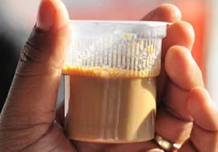 Is Drinking Tea In Plastic Cups Safe: ઓફિસની બહારના સ્ટોલ પરથી ગરમ ચા, જે સીધી તમારા ડેસ્ક પર પ્લાસ્ટિક બેગ અથવા પ્લાસ્ટિક કપમાં પહોંચાડવામાં આવે છે, તે રોજિંદા આરામ જેવું લાગે છે, પરંતુ તે સ્વાસ્થ્ય માટે જોખમી પણ હોઈ શકે છે. નિષ્ણાતો કહે છે કે જ્યારે ગરમ ચા ઓછી ગુણવત્તાવાળા પ્લાસ્ટિક અથવા પોલિથિનમાં આપવામાં આવે છે ત્યારે કેમિકલ્સ લીક થઈ શકે છે.