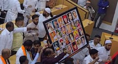 मालेगाव महापालिकेची महासभा सुरु होण्यापूर्वीच गदारोळ; भाजपकडून संविधान, तर शिवसेनेकडून महापुरुषांच्या फोटोंची महापौर-उपमहापौरांना भेट