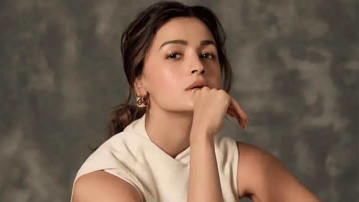 Alia Bhatt to present at BAFTA Awards 79 in London: प्रसिद्ध अभिनेत्री आलिया भट्टने टॅलेंटच्या जोरावर यशाचे शिखर गाठले. तिला गंगूबाई काठियावाडी या चित्रपटासाठी नॅशनल अवॉर्डने सन्मानित करण्यात आले होते. भारतात आपल्या अभिनयाचा डंका वाजवल्यानंतर तिनं सातासमुद्रापारही आपल्या अभिनयाची छाप सोडली. दरम्यान, ती सध्या आंतरराष्ट्रीय स्तरावरही आपली वेगळी ओळख निर्माण करण्यास सज्ज झालीये. ही बातमी ऐकून तिच्या चाहत्यांना आनंद झालाय.