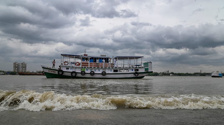 বসন্তের আমেজ পাওয়া যাচ্ছে ভোর থেকেই। ডাকছে কোকিল। ধরেছে পলাশও। এরই মধ্যে দক্ষিণ বঙ্গোপসাগরে তৈরি হয়েছে নিম্নচাপের খবরে চিন্তার ভাঁজ কপালে।