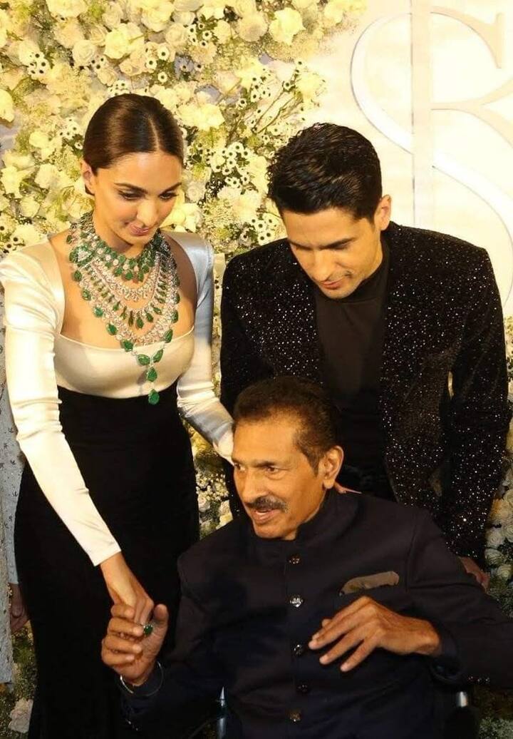 ज्यात Sunil Malhotra आणि Rima Malhotra सोबत दिसत आहेत. दुसऱ्या फोटोमध्ये सुनील मल्होत्रा कोट घालून आहेत.