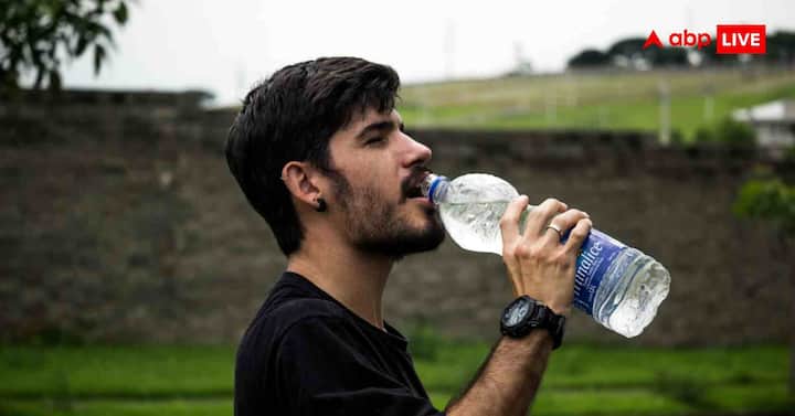 जब आप पर्याप्त पानी नहीं पीते, तो शरीर में पानी की कमी यानी डिहाइड्रेशन हो जाती है. इससे पेशाब गाढ़ा हो जाता है, किडनी पर दबाव बढ़ता है, पथरी बनने का खतरा बढ़ता है, यूरिन इन्फेक्शन हो सकता है, लंबे समय में किडनी की बीमारी का खतरा बढ़ सकता है, हल्का डिहाइड्रेशन भी दिमाग की कार्यक्षमता, मूड और शारीरिक क्षमता को प्रभावित कर सकता है. बुजुर्गों और प्रेग्नेंट महिलाओं में यह ज्यादा जोखिम भरा हो सकता है.