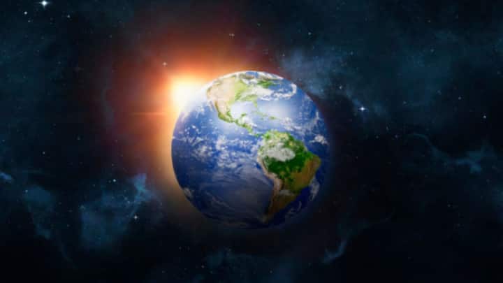 NASA এবং জ্যোতির্বিদদের দাবি, পৃথিবীর ভবিষ্যৎ পুরোপুরি সূর্যের উপর নির্ভর করছে। বার্ধক্যের সঙ্গে সূর্যের ঔজ্জ্বল্য তীব্র থেকে তীব্রতর হবে।
