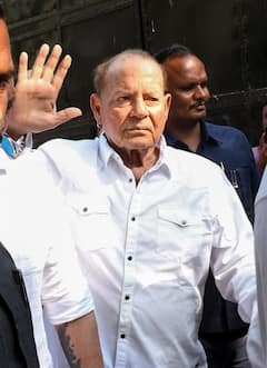 वेंटिलेटर पर हैं सलमान खान के पिता सलीम खान, संजय दत्त, जावेद अख्तर-जीशान सिद्दीकी सहित कई दिग्गज देखने पहुंचे