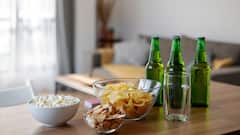 शराब के साथ हमेशा क्यों खाई जाती है नमकीन चीज, क्या मीठा खाने से दोगुना हो जाता है नशा?