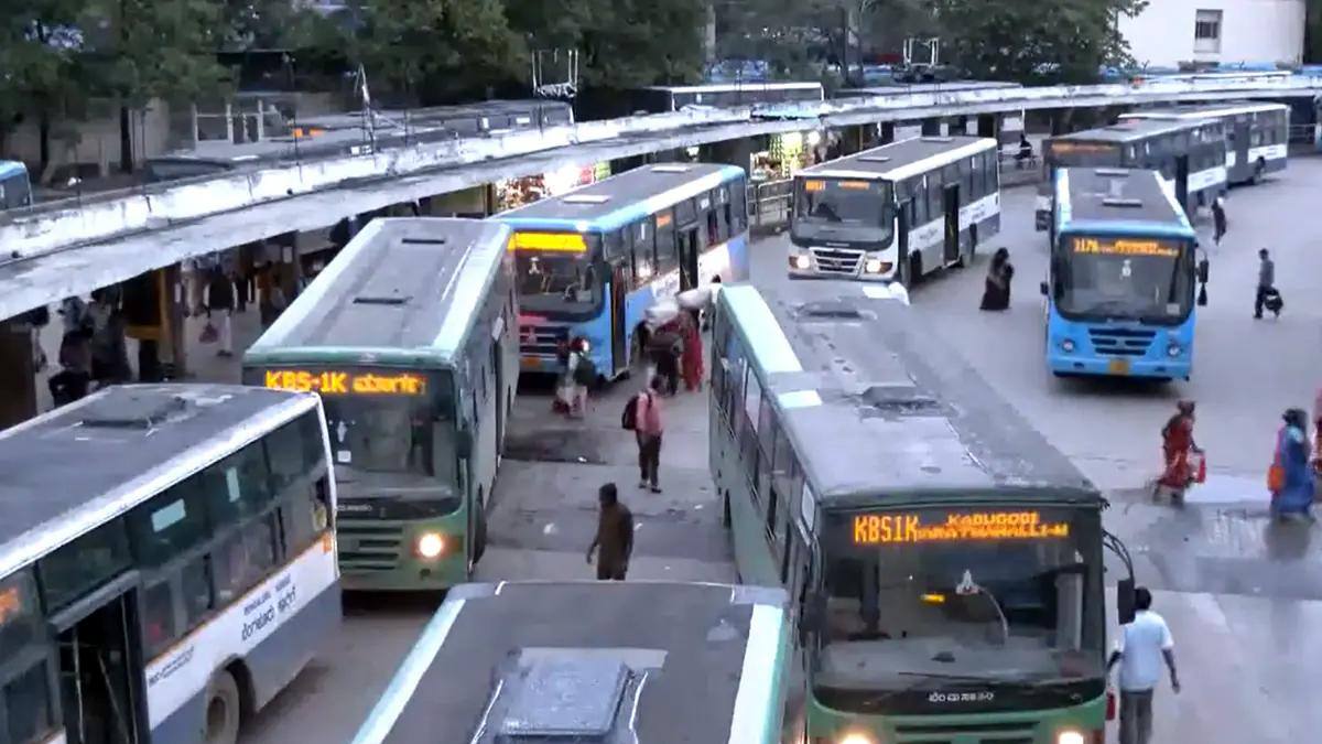 கர்நாடகாவில் பேருந்து ஊழியர்கள் போராட்டம்: பெங்களூரு-தமிழ்நாடு இடையே போக்குவரத்து முடங்குமா? பயணிகள் அதிர்ச்சி!