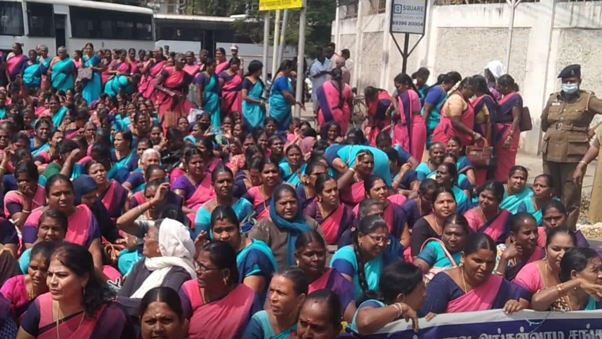 அங்கன்வாடி ஊழியர்கள் கைது: கோவை கலெக்டர் அலுவலகம் முன்பு சாலை மறியல்
