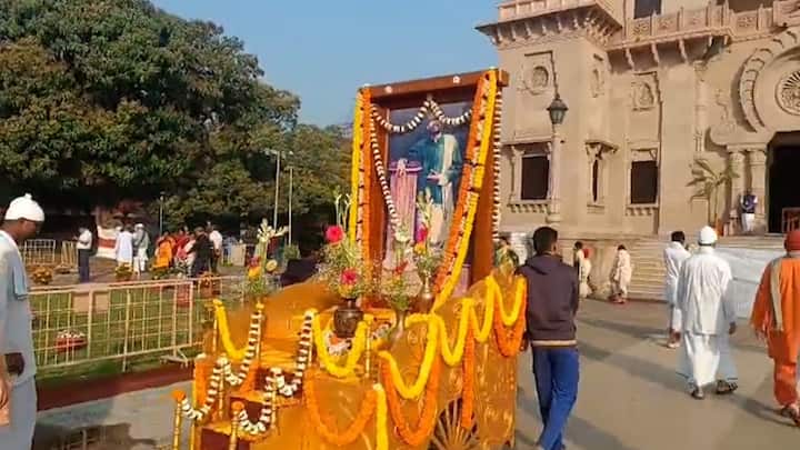 সকাল থেকেই দেশ-বিদেশের ভক্তরা কামারপুকুরে আসতে শুরু করেছেন। জন্মতিথি উপলক্ষে একটি বিরাট সুসজ্জিত শোভাযাত্রা বের হয়।