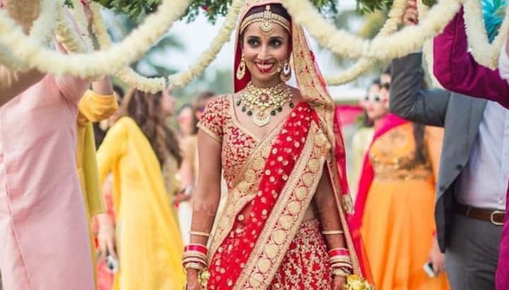 दुल्हन जब घर में प्रवेश करती है तो कलश में भरे चावल को दाहिने पैरों से गिराती है. माना जाता है कि जिस तरह चावल फैले उसी तरह घर में सुख-समृद्धि फलती फूलती रहे. घर-आंगन में खुशियां फैलती रहें.