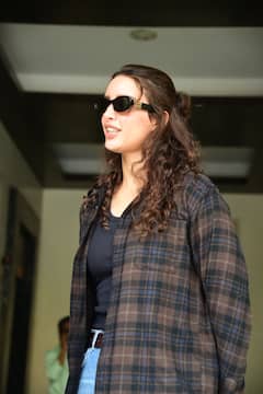 डेनिम जींस के साथ शर्ट के बटन खोल स्टाइल में दिखीं तृप्ति डिमरी, 'ओ रोमियो' एक्ट्रेस की तस्वीरों पर फिदा हो जाएंगे