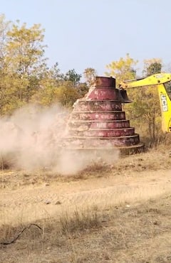 नक्षल्यांच्या मुळावर घाव; माओवाद्यांच्या दहशतीचे प्रतिक , 44 स्मारके भुईसपाट, सीआरपीएफने चालवला बुलडोझर