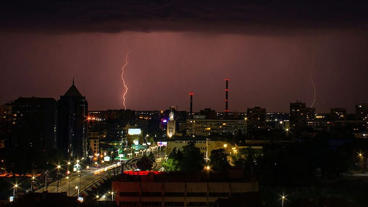 भारत में सबसे पहले बिजली कोलकाता (तब का कलकत्ता) में पहुंची थी. 19वीं सदी के आखिर में यह शहर ब्रिटिश भारत की राजधानी हुआ करता था और व्यापारिक गतिविधियों का बड़ा केंद्र था.