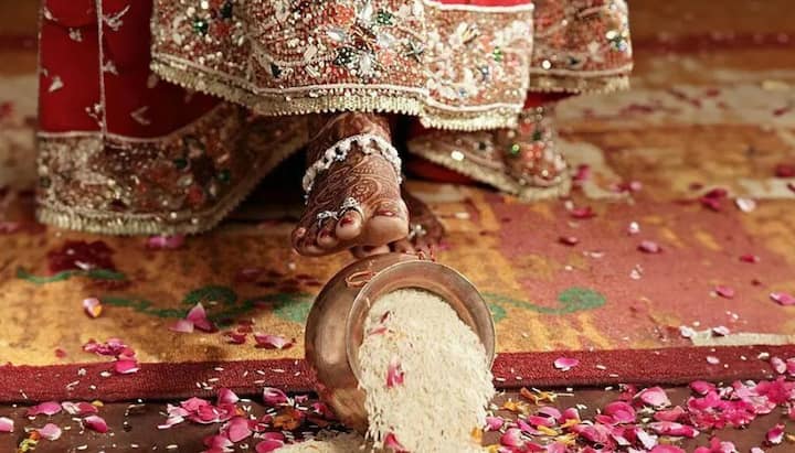 वहीं नई दुल्हन पहली बार ससुराल में पैरों से चावल का कलश घर में अंदर की ओर डालते हुए प्रवेश करती है.यह रस्म संपन्नता, समृद्धि और लक्ष्मी के आगमन का प्रतीक है.