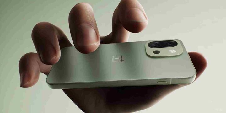 ई-कॉमर्स साइट Amazon पर OnePlus 13s पर भी जबरदस्त डिस्काउंट दिया जा रहा है. इस फोन के 12+256GB वेरिएंट की असल कीमत 57,999 रुपये है लेकिन डिस्काउंट के बाद ये अमेजन पर महज 50,999 रुपये में लिस्टेड है. इसके अलावा फोन पर 48,449 रुपये का एक्सचेंज ऑफर भी चल रहा है जिससे फोन की कीमत और भी कम हो सकती है. हालांकि ये आपके पुराने फोन के ब्रांड और कंडिशन पर निर्भर करता है. इसके साथ ही इसे आप आसान किस्तों पर भी अपने नाम कर सकते हैं.