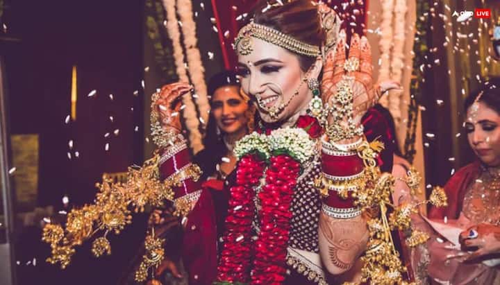 शास्त्रों में चावल शुभता और संपन्नता का प्रतीक है. बेटियां घर की खुशियां होती हैं. ऐसे में विदाई के समय वो चावल पीछे घर में फेंकती है ताकी उनके जान के बाद परिवार खुशहाल बना रहे, कभी अन्न-धन की कमी न हो.