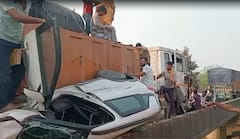 Accident News : डोळ्यासमोर मृत्यूचा थरार; ट्रकखाली चिरडली कार, दोघे जिवंत बाहेर, अंगावर काटा आणणारे Photo