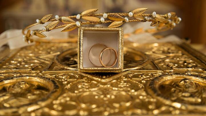 World Gold Council की रिपोर्ट के मुताबिक सऊदी अरब के पास करीब 323.1 टन सोने का भंडार है. इस आंकड़े के साथ वह अरब देशों में शीर्ष स्थान पर है और दुनिया के केंद्रीय बैंकों की सूची में टॉप-20 में शामिल है. यह भंडार देश की वित्तीय मजबूती को दिखाता है.