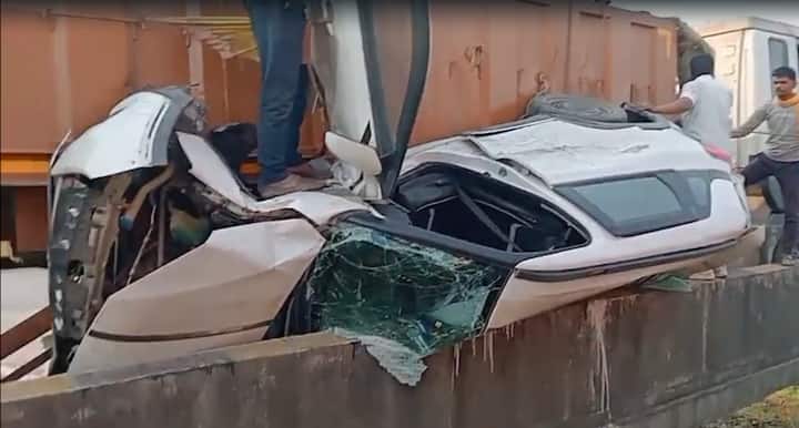 अपघात इतका भीषण होता की दोघेही कारमध्ये अडकून पडले.