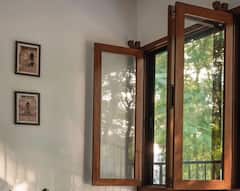 Vastu Tips : घराला 'या' दिशेत लावलेल्या खिडक्या देतात नकारात्मकतेला आमंत्रण, लागेल वास्तुदोष...