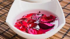 Rose Water: દરરોજ ચહેરા પર ગુલાબજળ લગાવવાથી ત્વચાને થશે આ 5 લાભ