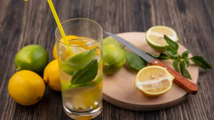 લીંબુવાળું પાણી ગટ હેલ્થ સુધારવામાં મદદરૂપ છે. નિષ્ણાતો મુજબ, કબજિયાત અને બ્લોટિંગ જેવી પેટ સંબંધિત સમસ્યાઓથી રાહત મેળવવા માટે દરરોજ સવારે ખાલી પેટે લીંબુ પાણીનો સમાવેશ ડેલી ડાયેટ પ્લાનમાં કરવો જોઈએ.
