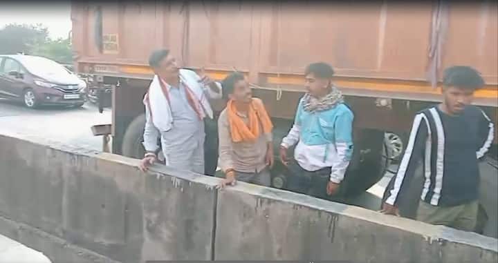 मात्र, मोठ्या दुर्घटनेतून दोघेही सुखरूप बचावले.