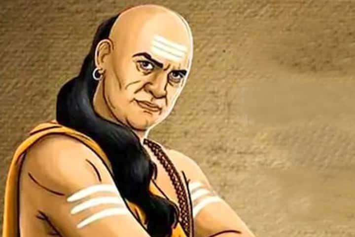 आपल्या समाजात आचार्य चाणक्य (Chanakya) यांचे विचार आजही अनेकजण फॉलो करतात. ते एक महान अर्थशास्त्रज्ञ तसेच तत्वज्ञ होते. आचार्य चाणक्य (Chanakya Niti) यांच्या नीतीने व्यक्तीच्या जीवनात सकारात्मक बदल घडू लागतात.