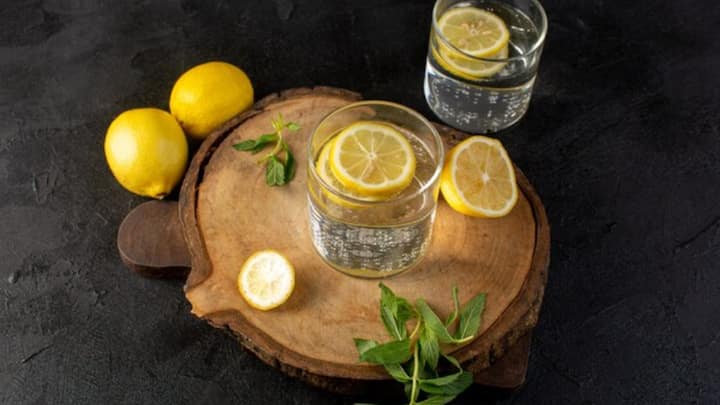 ખાંડ કે મધ ઉમેર્યા વગર બનાવેલું લીંબુ પાણી શરીરના મેટાબોલિઝમને તેજ કરે છે અને વજન ઘટાડવામાં મદદરૂપ સાબિત થાય છે.