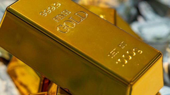 సౌదీ అరేబియాలో, వివాహాలు కేవలం కుటుంబ వేడుకలే కాదు, ప్రతిష్ట మరియు సామాజిక హోదాకు చిహ్నాలు కూడా. ఖరీదైన బహుమతులు ఇక్కడ సర్వసాధారణం, మరియు బంగారు నాణేలు లేదా భారీ ఆభరణాలను బహుమతిగా ఇవ్వడం సంప్రదాయంలో ఒక భాగంగా మారింది.