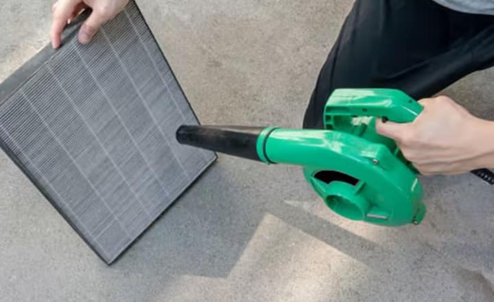 ਪਹਿਲਾ ਕਦਮ ਹੈ ਸੀਜ਼ਨ ਸ਼ੁਰੂ ਹੋਣ ਤੋਂ ਪਹਿਲਾਂ ਆਪਣੇ ਏਸੀ ਦੀ ਸਰਵਿਸ ਕਰਵਾਉਣਾ। ਲੰਬੇ ਸਮੇਂ ਤੱਕ ਡਾਊਨਟਾਈਮ ਫਿਲਟਰਾਂ, ਕੋਇਲਾਂ ਅਤੇ ਬਾਹਰੀ ਯੂਨਿਟ 'ਤੇ ਧੂੜ ਜਮ੍ਹਾਂ ਹੋ ਸਕਦਾ ਹੈ, ਜਿਸ ਨਾਲ ਕੂਲਿੰਗ ਘੱਟ ਸਕਦੀ ਹੈ ਅਤੇ ਊਰਜਾ ਦੀ ਖਪਤ ਵਧ ਸਕਦੀ ਹੈ। ਤੁਸੀਂ ਖੁਦ ਇੱਕ ਮੁੱਢਲੀ ਸਫਾਈ ਕਰ ਸਕਦੇ ਹੋ, ਪਰ ਪੂਰੀ ਤਰ੍ਹਾਂ ਜਾਂਚ ਲਈ ਕਿਸੇ ਟੈਕਨੀਸ਼ੀਅਨ ਨੂੰ ਬੁਲਾਉਣਾ ਸਭ ਤੋਂ ਵਧੀਆ ਹੈ।