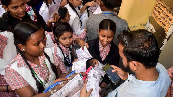 हाई स्कूल परीक्षा के लिए 27,54,376 स्टूडेंट्स रजिस्टर थे. इनमें से 25,83,055 स्टूडेंट्स उपस्थित रहे, जबकि 1,71,321 स्टूडेंट्स परीक्षा में शामिल नहीं हुए. पहले दिन सुबह की पारी में हिंदी एवं प्रारंभिक हिंदी की परीक्षा कराई गई.