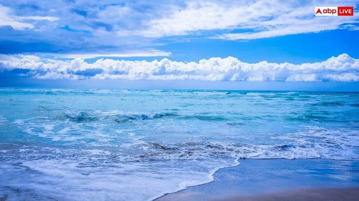 बारिश का पानी थोड़ा एसिडिक होता है क्योंकि यह एटमॉस्फियर से कार्बन डाइऑक्साइड सोखता है. जब यह हल्की एसिडिक बारिश जमीन पर गिरती है तो यह इरोजन नाम की प्रक्रिया से चट्टानों को धीरे-धीरे तोड़ती है. इस टूटने के दौरान चट्टानों से सोडियम और क्लोराइड जैसे मिनरल आयन निकलते हैं. यह घुले हुई मिनरल्स नदियों और झरनों द्वारा समुद्र की तरफ ले जाए जाते हैं.