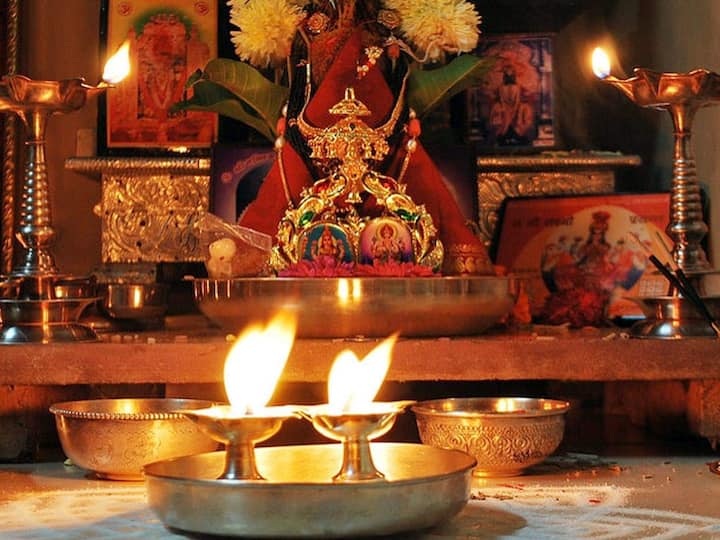 ज्या घरांमध्ये नियमितपणे देवांची मनोभावे पूजा केली जाते. अशा ठिकाणी सकारात्मक ऊर्जा निर्माण झाल्यानं लक्ष्मी प्रसन्न होऊन तेथे प्रवेश करते. तसेच ज्या घरात कोणतेही धार्मिक कार्य केले जात नाहीत अशा ठिकाणी लक्ष्मी देवीच आगमन होत नाही.