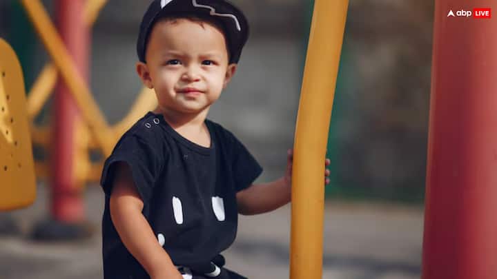 मूलांक 2 वाले जातकों का स्वामी चंद्रमा ग्रह होता है, इसलिए जिन भी बच्चों का जन्म किसी भी माह की 2 तारीख को हुआ है उन्हें 