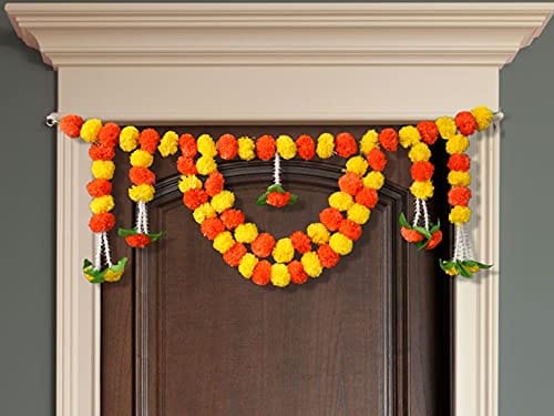 धार्मिक मान्यतेनुसार जिथे घराचा प्रवेशद्वार स्वच्छ आणि सुशोभित असतो तिथे सकारात्मक ऊर्जेचा संचार होतो. लक्ष्मी देवीला स्वच्छता प्रिय असल्यानं अशा ठिकाणी लक्ष्मी देवी प्रसन्न होऊन प्रवेश करते.