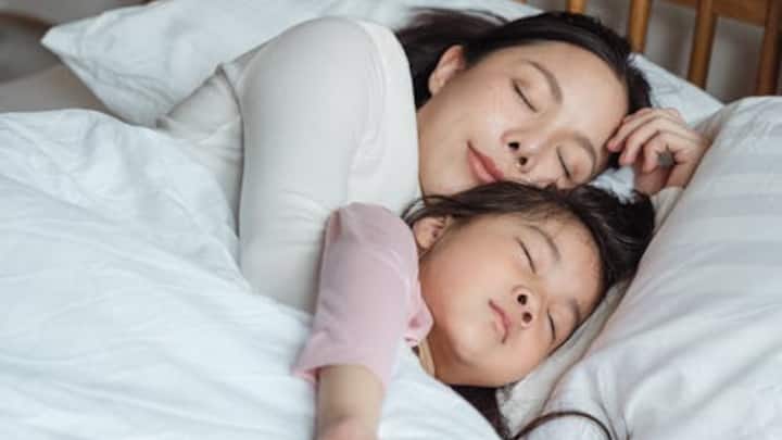 वहीं एक्सपर्ट्स के अनुसार बच्चे और मां के एक ही बिस्तर पर सोने से जुड़ा सबसे बड़ा खतरा Sudden Infant Death Syndrome है. यह नींद के दौरान हेल्दी दिखने वाले बच्चे की अचानक और अज्ञात कारणों से मृत्यु को दर्शाता है.