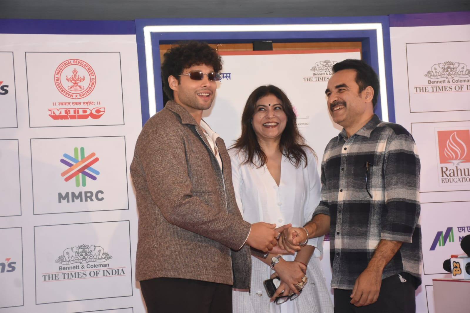 Actors Pankaj Tripathi and Siddhant Chaturvedi shared a very special moment at the 75th celebration of Navbharat Times Utsav. During this big event held in Mumbai, Siddhant hugged his senior actor Pankaj Tripathi with great enthusiasm.