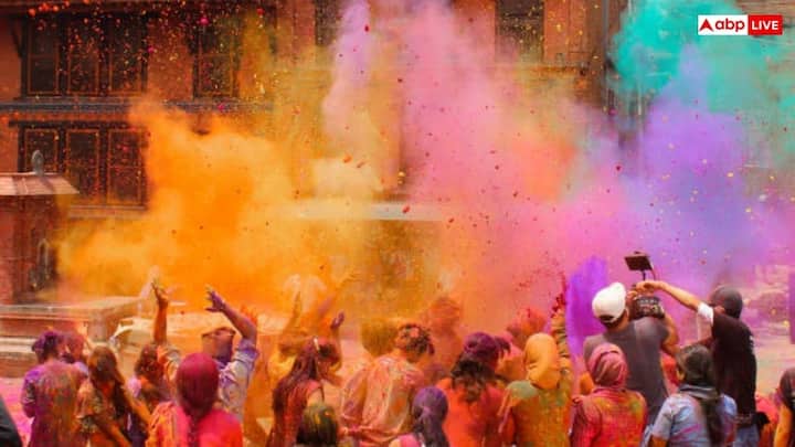 बांग्लादेश में होली को डोल पुर्णिमा या बसंत उत्सव के रूप में मनाया जाता है. यहां हिंदू समुदाय इस त्योहार को मनाते हैं. इसी तरह पाकिस्तान में भी सिंध प्रांत की तरफ हिंदू समुदाय पारंपरिक रीति रिवाज और मंदिर के समारोह के साथ होली मनाते हैं. अल्पसंख्यक समुदाय होने के बावजूद भी त्योहार की भावना मजबूत बनी हुई है.