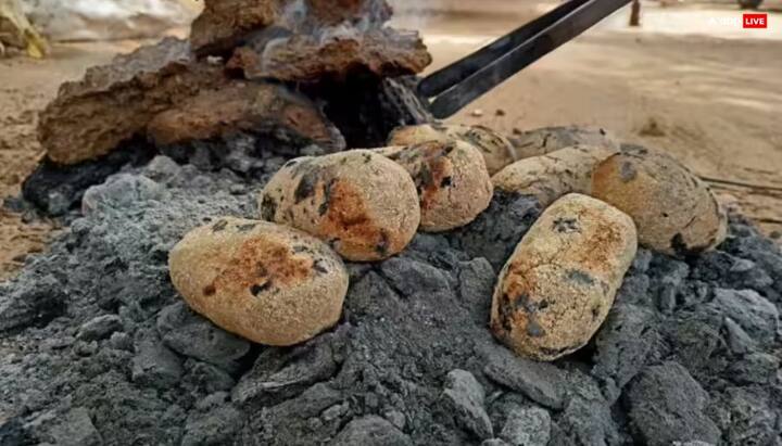 हिमाचल प्रदेश के मंडी में होली पर मिठाई के अलावा बहन और बेटी के घर स्पेशल तरह की रोटियां भेजी जाती है. इन रोटियों में केसर, पिस्ता, अखरोट का भी इस्तेमाल किया जाता है. इस परम्परा के पीछे मान्यता यह है कि जमीन में उगी फसल का भाग बेटियों को भेजने से मायके और ससुराल दोनों में सुख-समृद्धि बनी रहती है.