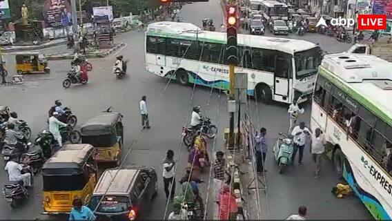 Telangana: बीच सड़क सफाई कर्मचारी पर चालक ने चढ़ा दी बस, घायल शख्स की अस्पताल में हुई मौत Telangana: बीच सड़क सफाई कर्मचारी पर चालक ने चढ़ा दी बस, घायल शख्स की अस्पताल में हुई मौत