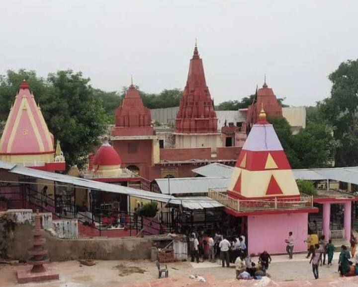 शनिचारा मंदिर : मध्य प्रदेशमध्ये असलेलं शनिचारा हे मंदिर भारतातील सर्वात प्रचीन मंदिरापैकी एक असून या मंदिरातील मूर्तीची निर्मिती उल्कापिंडापासून झालेली आहे.