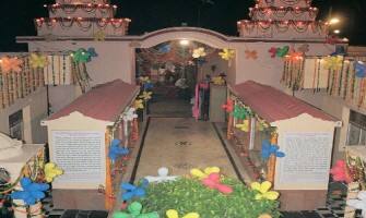 शनि धाम मंदिर : नवी दिल्लीतील शनि धाम मंदिर हे अत्यंत प्रसिद्ध शनिदेव मंदिर आहे. या मंदिरातील शनिदेवांची प्रतिमा 21 फूट उंच असून ही जगातील सर्वात उंच प्रतिमा आहे. तसेच, भक्तांच्या मान्यतेनुसार या ठिकाणी शनि देवाची मनोभावे पूजा केल्यानं आयुष्यातील सर्व संकटे आणि अडथळे दूर होतात.