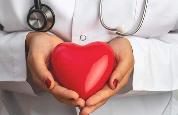 ਇਹ ਜਾਣਕਾਰੀ ਮਾਹਰਾਂ ਵੱਲੋਂ ਸਾਂਝੀ ਕੀਤੀ ਗਈ ਹੈ। ਕਾਰਡੀਓਲੋਜਿਸਟ ਮਾਹਰਾਂ ਮੁਤਾਬਕ ਅਸੀ ਦਿਲ ਦੇ ਦੌਰੇ ਦੇ ਜੋਖਮ ਨੂੰ 60 ਤੋਂ 70 ਪ੍ਰਤੀਸ਼ਤ ਤੱਕ ਘਟਾ ਸਕਦੇ ਹਾਂ। ਤੁਸੀਂ ਇਨ੍ਹਾਂ ਗੱਲਾਂ ਨੂੰ ਧਿਆਨ ਵਿੱਚ ਰੱਖ ਕੇ ਆਪਣੇ ਜੋਖਮ ਨੂੰ ਵੀ ਘਟਾ ਸਕਦੇ ਹੋ।